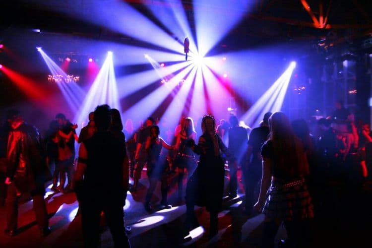 When 2,000 Strangers Showed Up for a Teenager's Party