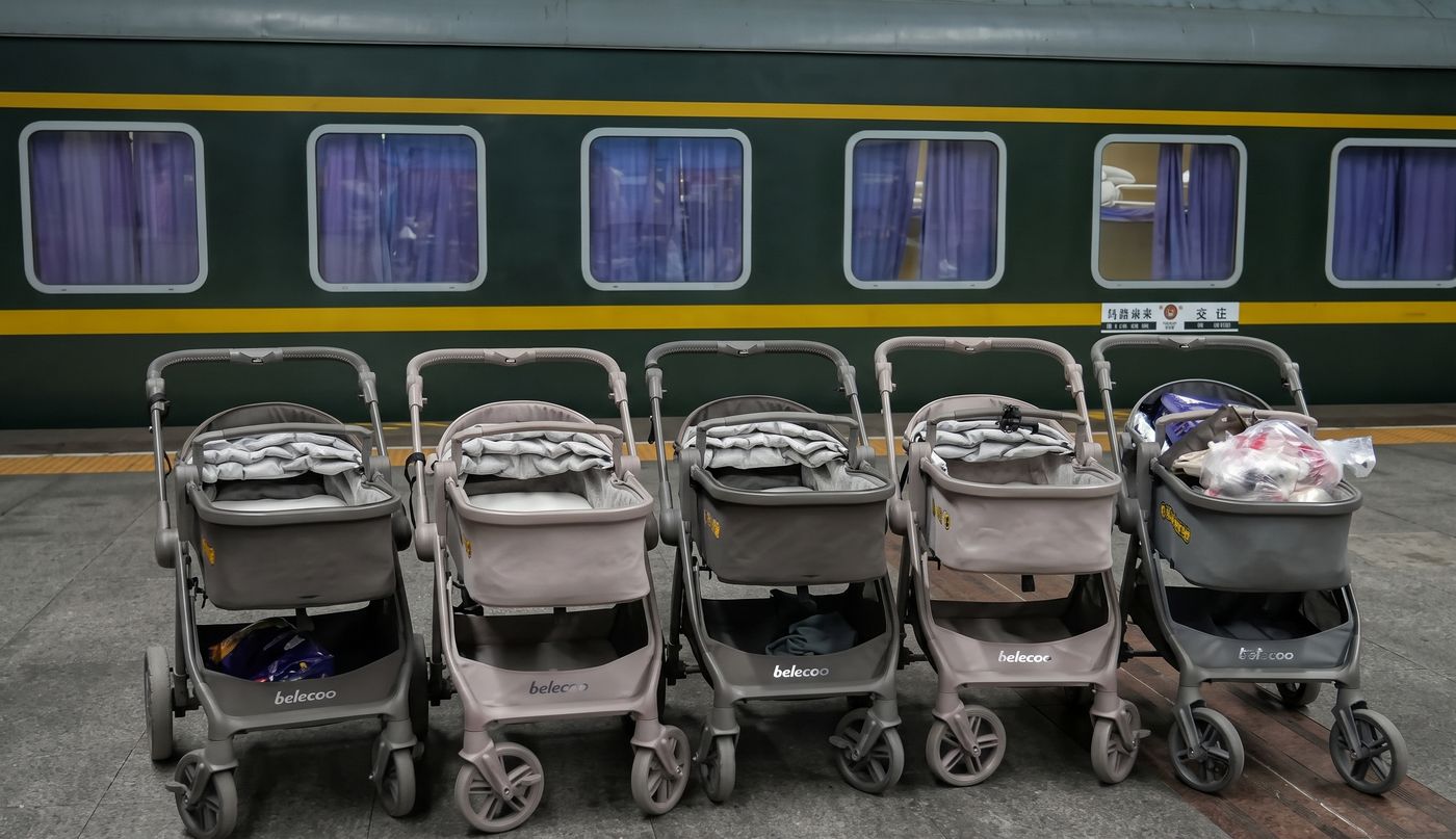 Chinese quintuplets train journey strangers help
